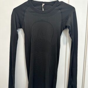 Lululemon women’s swiftly tech long sleeve